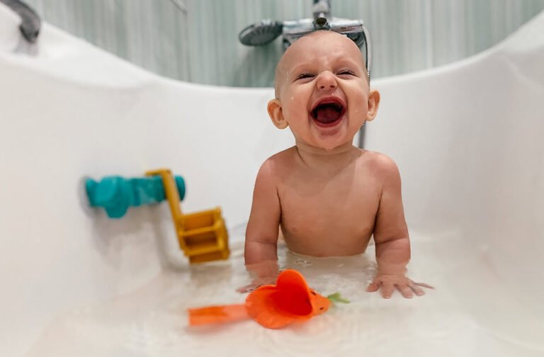 Kąpiel dziecka – jak ją uprzyjemnić? Co zrobić, by była bezpieczna?